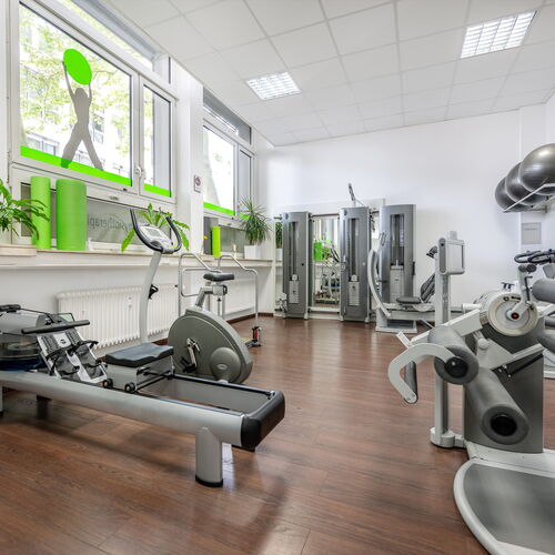 Der Innenraum unseres Bereiches für Gerätetraining. Er beinhaltet unter anderem Geräte für Rückentraining und Trainingsräder.