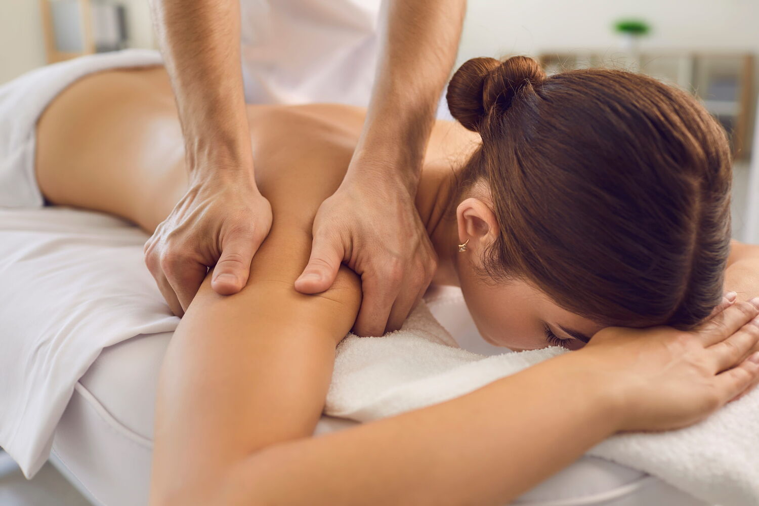 Nahaufnahme einer medizinischen Massage, die Patientin liegt auf dem Bauch.