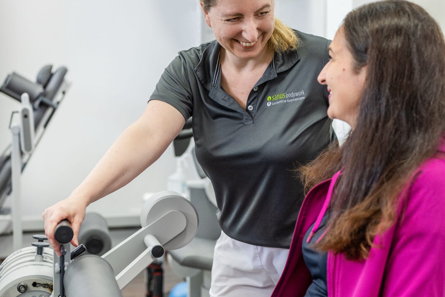 Eine unserer Trainerinnen Überwacht den Ablauf eines Gerätetrainings und leistet Unterstützung.