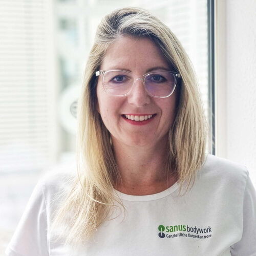 Portrait Susan Avci mit weißem T-Shirt und Logo-Aufdruck